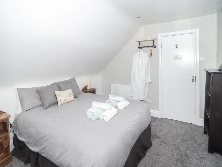 Beautiful Guest House For Sale Photo 10