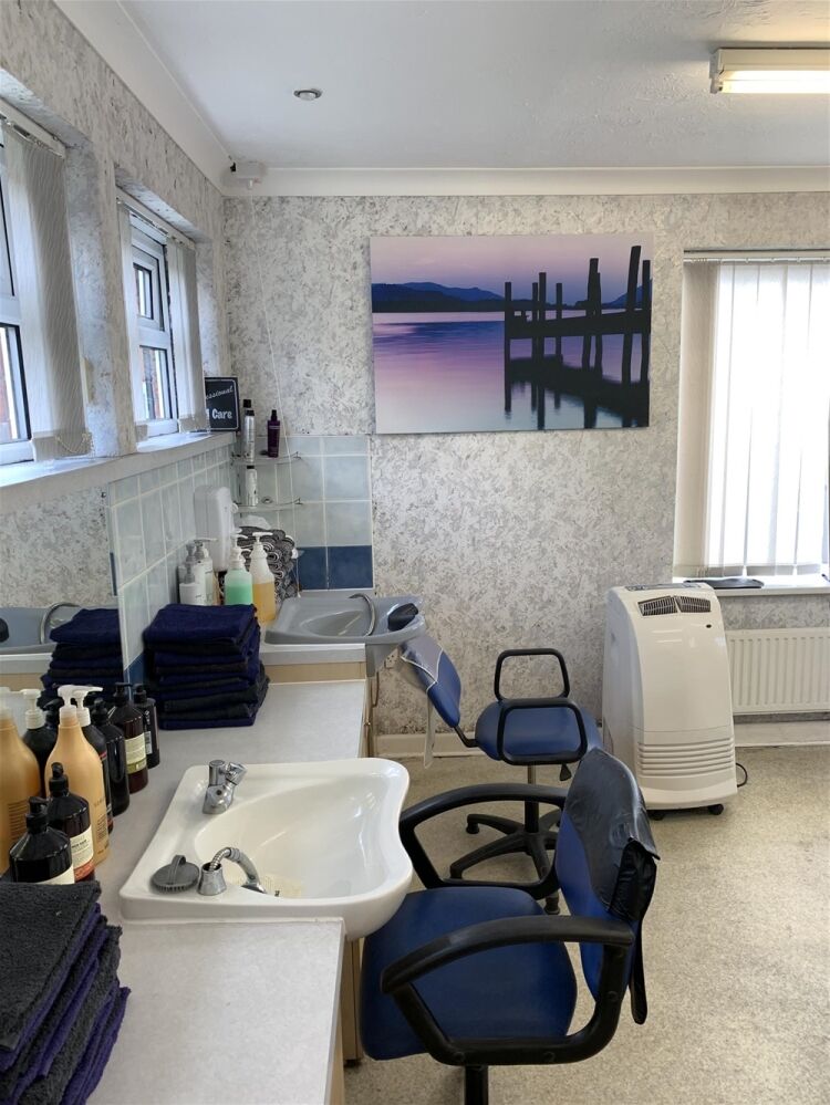 FREEHOLD UNISEX HAIR SALON in prosperous commuter village suburb LINCOLN Photo 10
