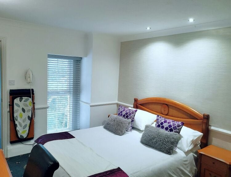 Prominently located 32 bedroom hotel with leisure facilities operating on a profitable longer stay business model Photo 10
