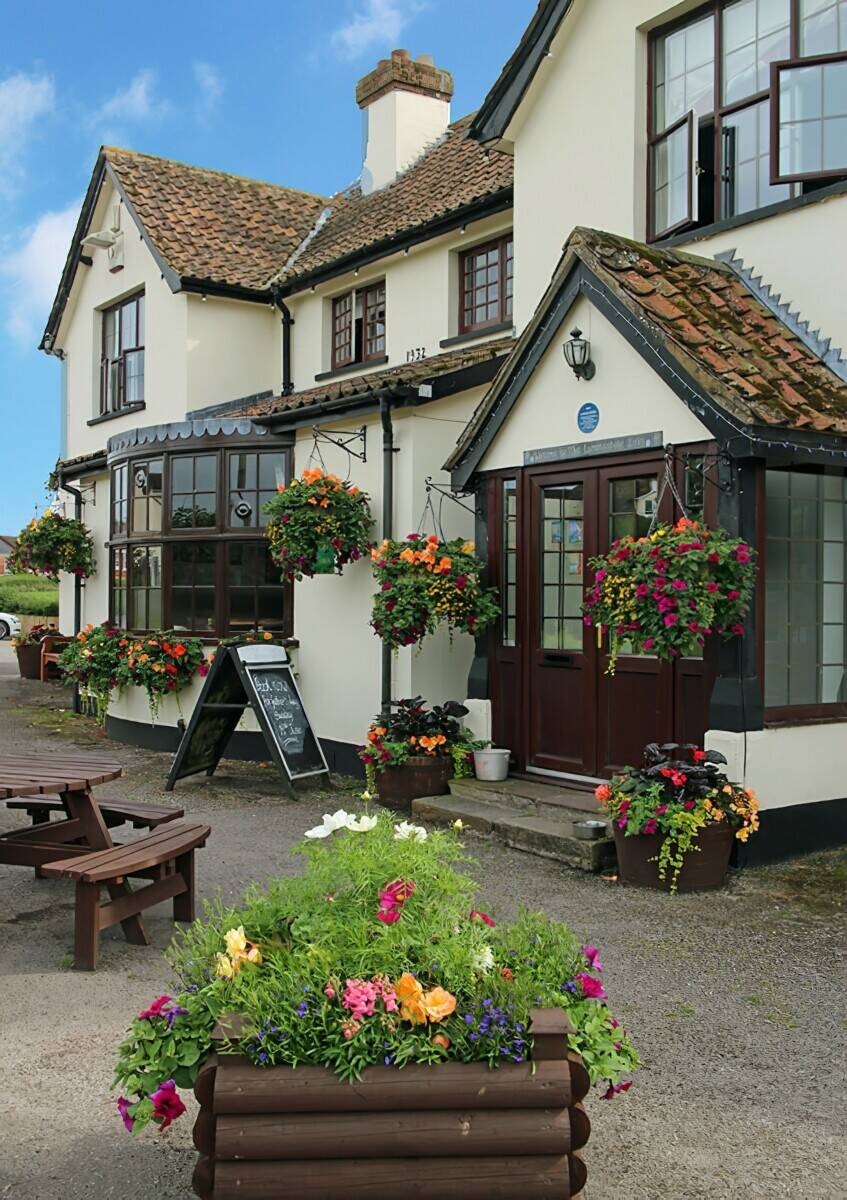 GLOUCESTER - SUBSTANTIAL EDGE OF VILLAGE PUBLIC HOUSE Photo 10
