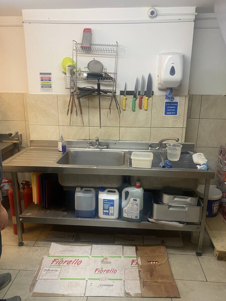 Pizza and Burger Takeaway for partnership or rent.
