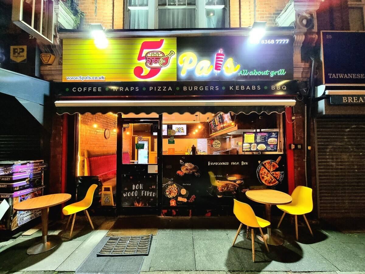 Leasehold Pizza and grilled chicken shop with 3-bed flat