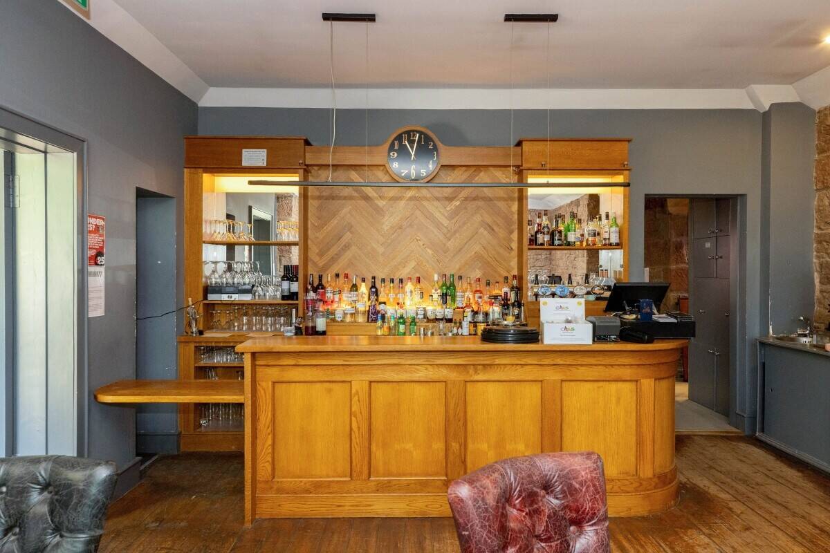 A well preserved, unique, characterful restaurant business. (ref 1572) Photo 10
