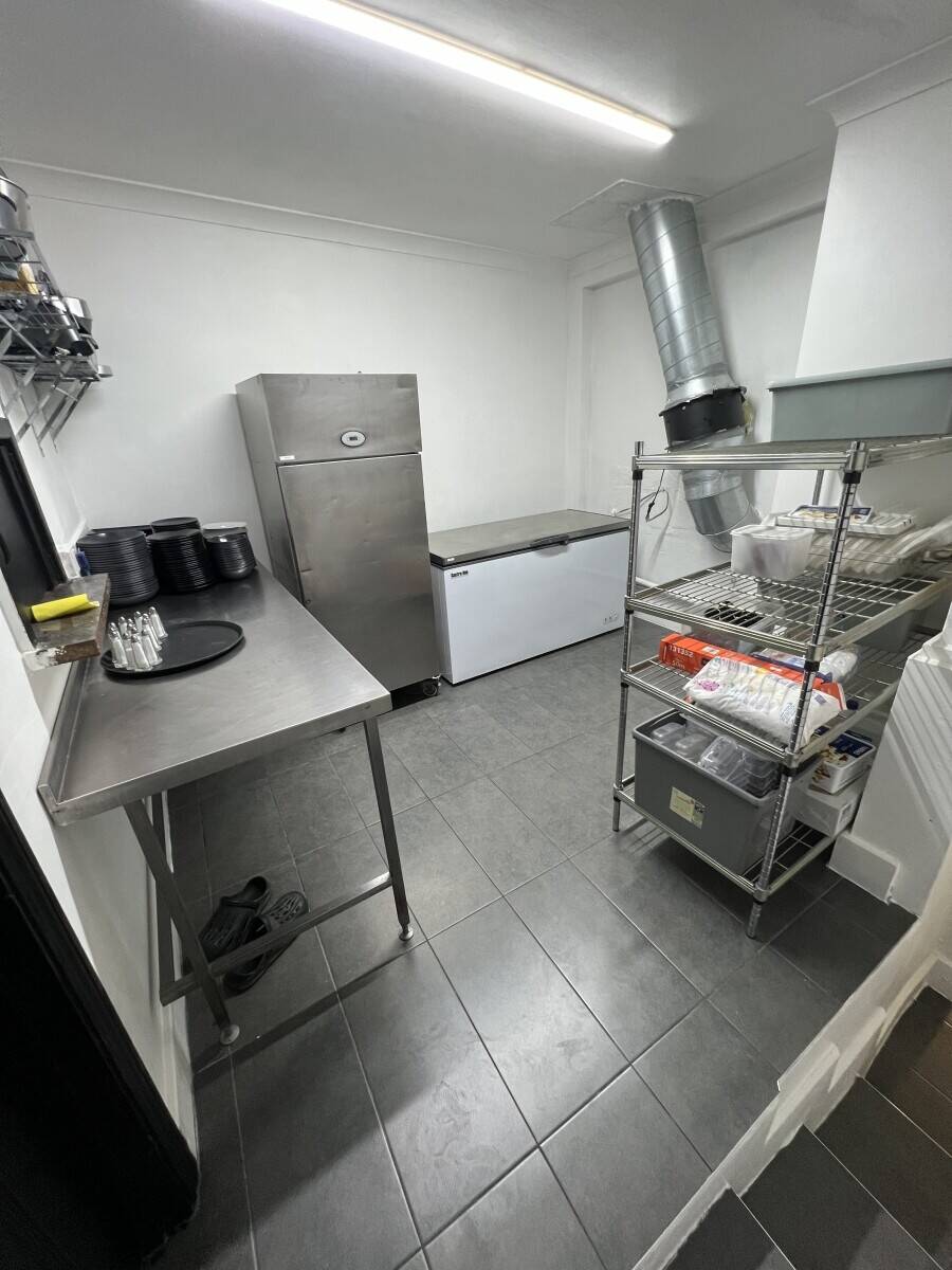 Grill restaurant with alcohol license & 10 years lease