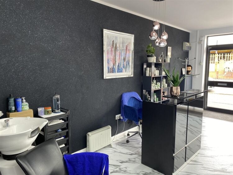 A POPULAR UNISEX SALON Photo 10