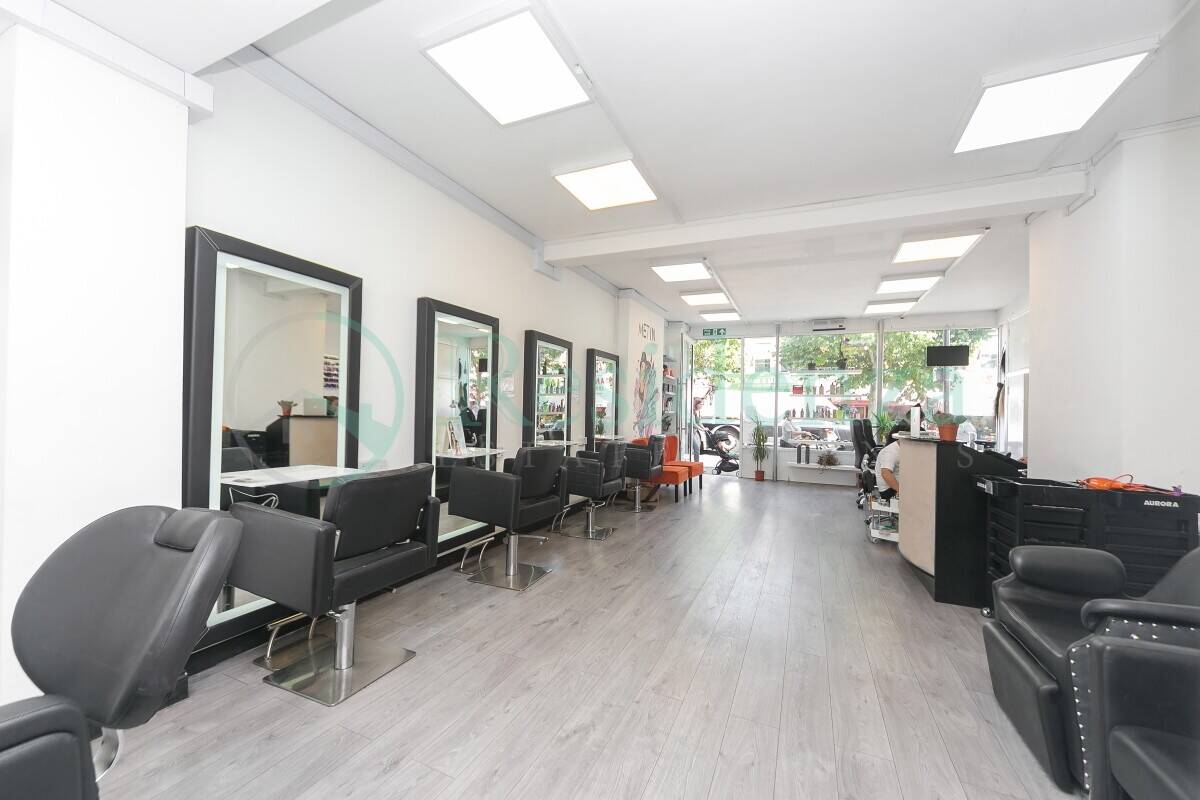 established class E beauty salon measuring in excess of 900 sq/ft over ground level, located in Tooting B Photo 10