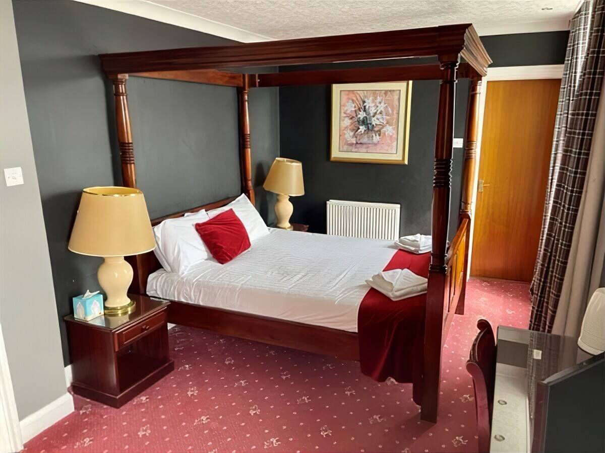 Family owned hotel in heart of Dumfries, close to all amenities including a detached 4 bed bungalow
