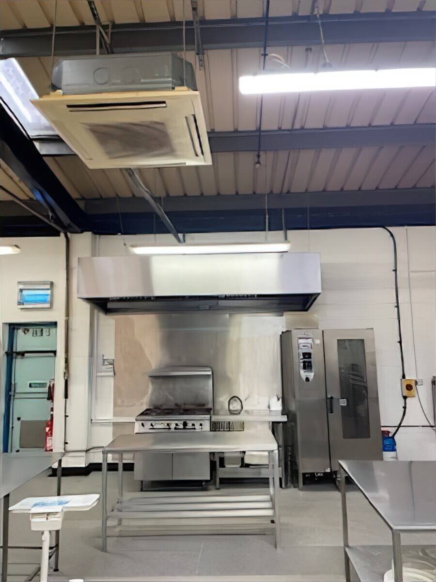 Fully equipped catering business unit Photo 10