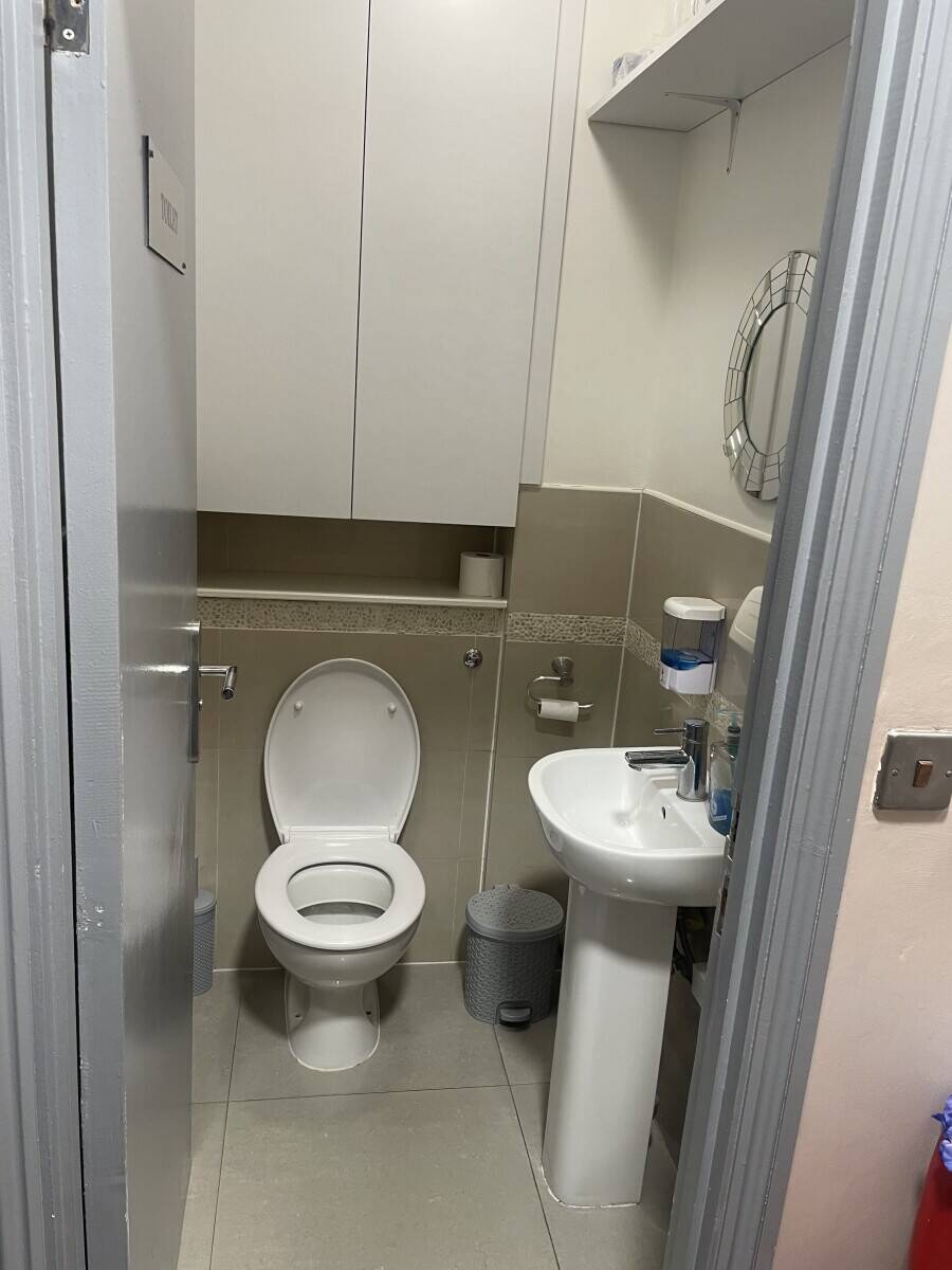 Hair and beauty salon for sale in Woodgreen London Photo 10