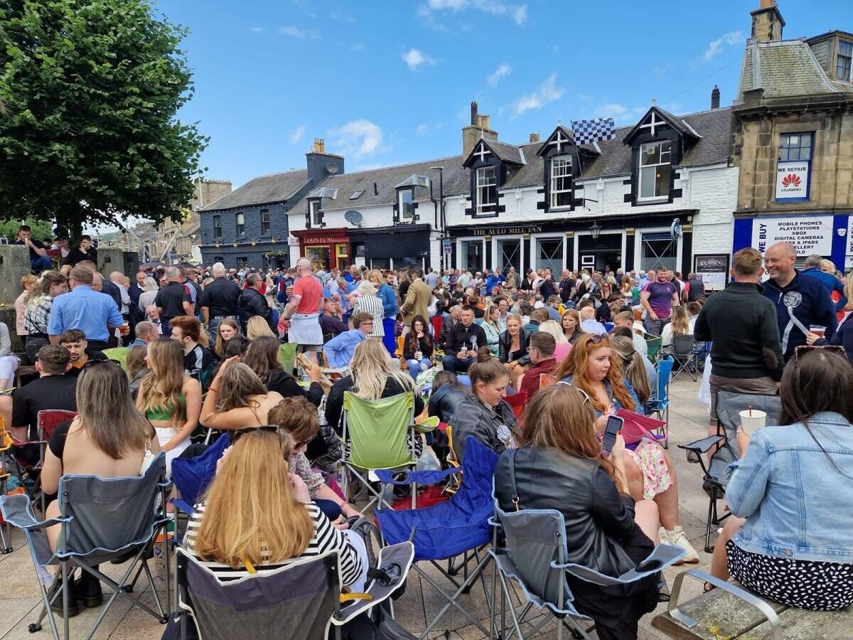 Immaculately presented lock up public house, Galashiels (ref 1645)