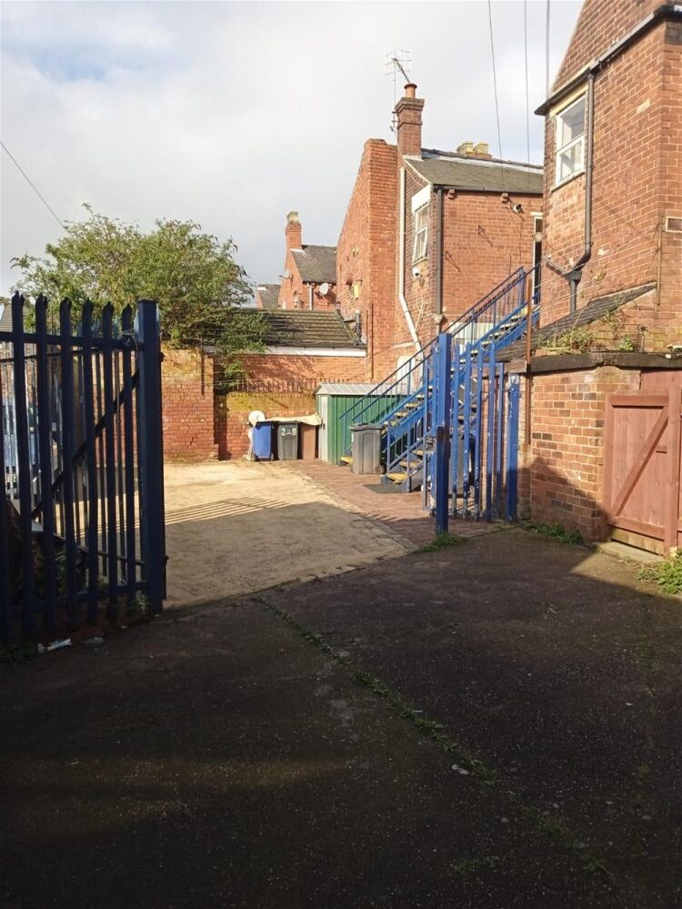 FREEHOLD VACANT PREMISES WITH PRIVATE APARTMENTS NEAR ROTHERHAM Photo 10