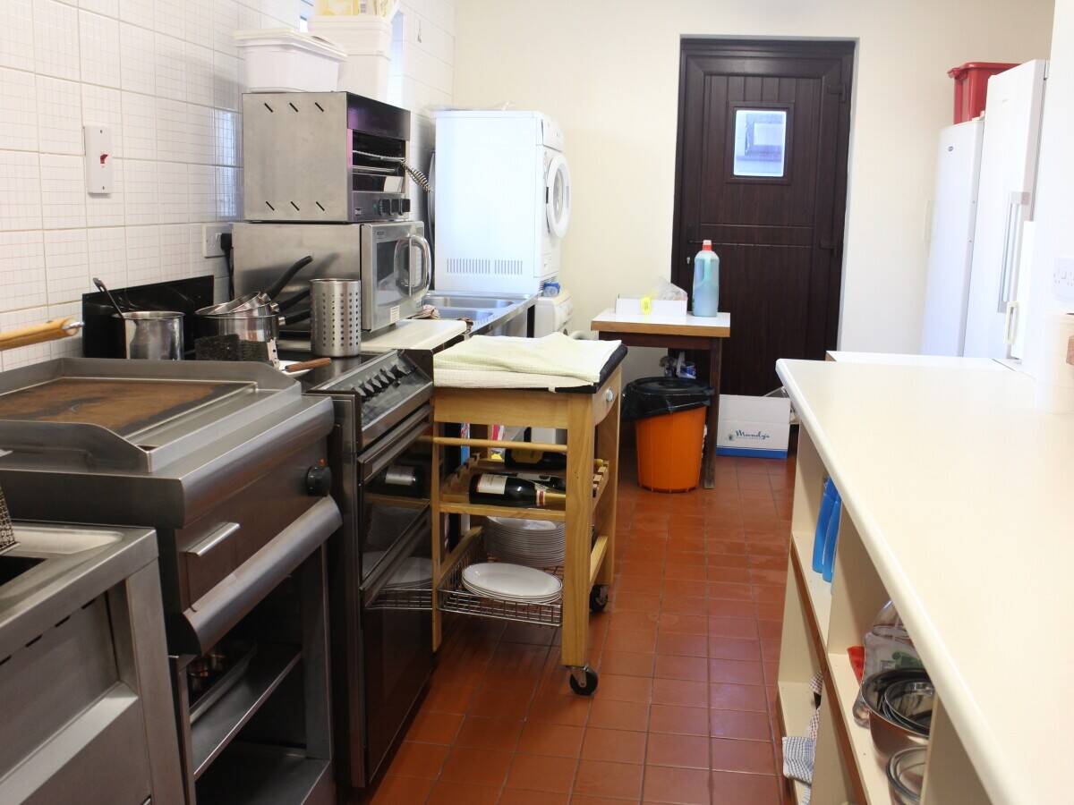 LINCOLNSHIRE COAST - HIGH STREET CAFE WITH 5 DOUBLE BEDROOMS Photo 10