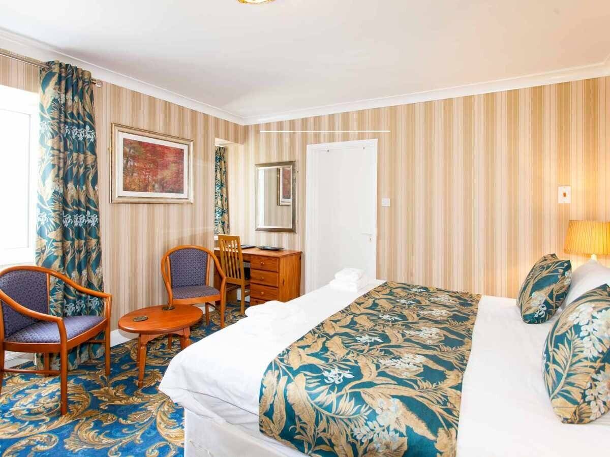 An Elegant Victorian Guest House with 18 Bedrooms Photo 10