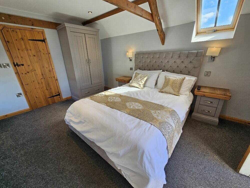 Impressive & Profitable High Turnover Devon Village Inn With 4 Letting Rooms & 3 Bed Accommodation