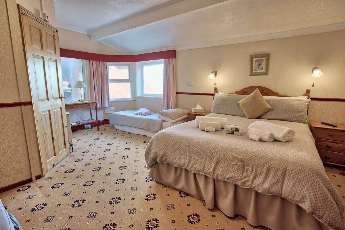 CONWY - 13 BEDROOM GUEST HOUSE IN CHARMING SEASIDE TOWN Photo 10