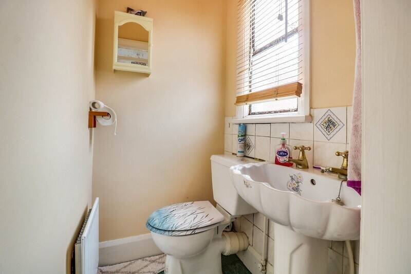 RETAIL PREMISES & FIRST FLOOR FLAT Photo 10