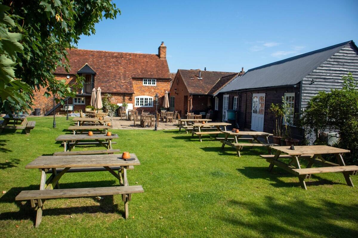 BUCKINGHAMSHIRE - VILLAGE PUB WITH POTENTIAL FOR FOOD-LED BUSINESS Photo 10