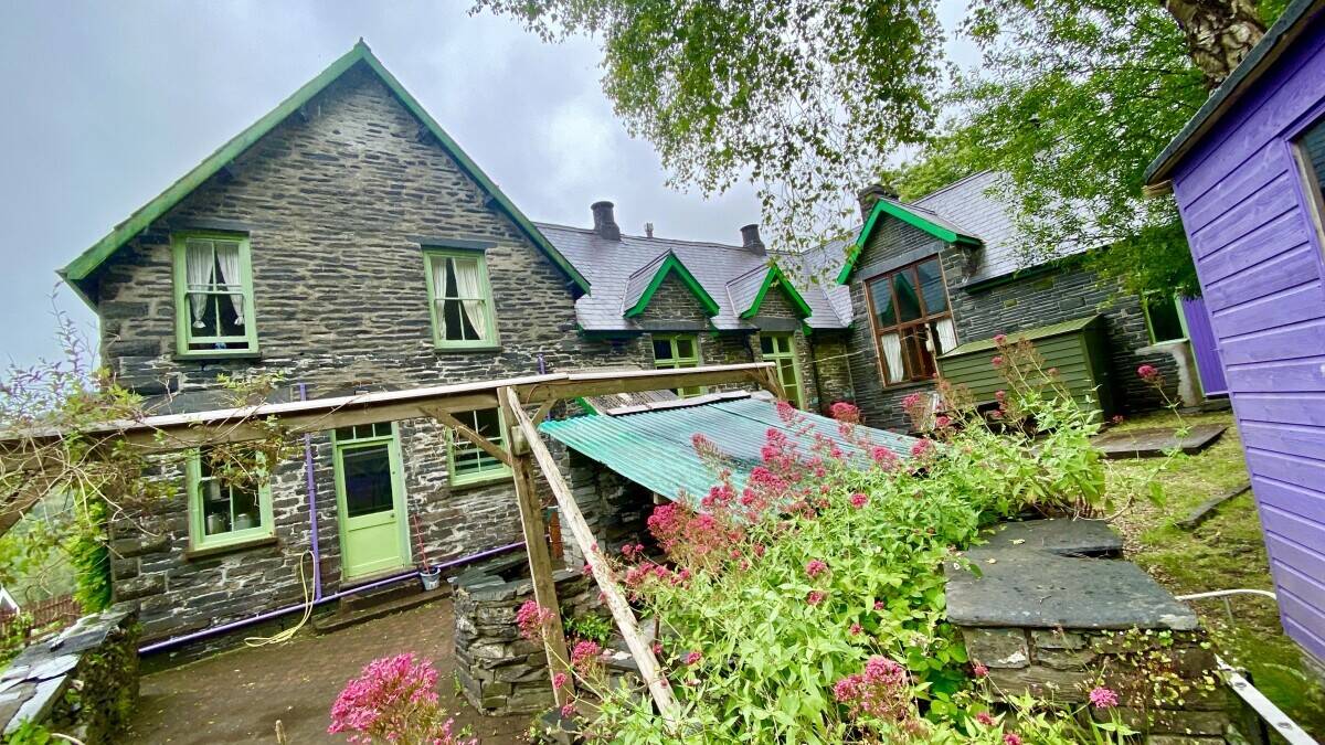 MERIONETHSHIRE - STUNNING SNOWDONIA NATIONAL PARK HOSTEL