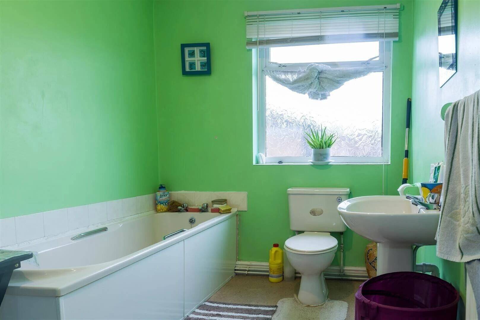 3 floor accommodation & thriving Chinese restaurant near the centre of Louth, Lincolnshire.