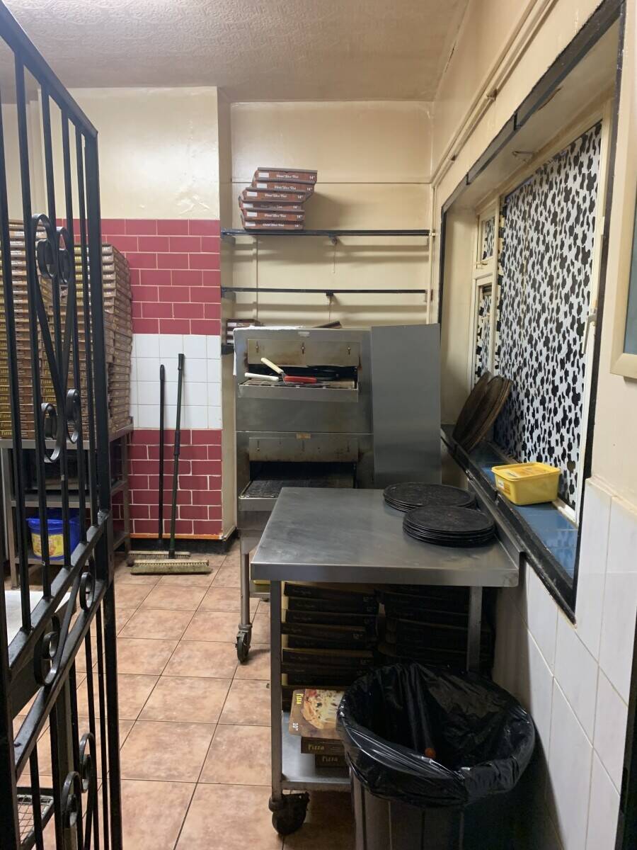 Pizza takeaway with  two bedrooms flat upstairs Photo 8