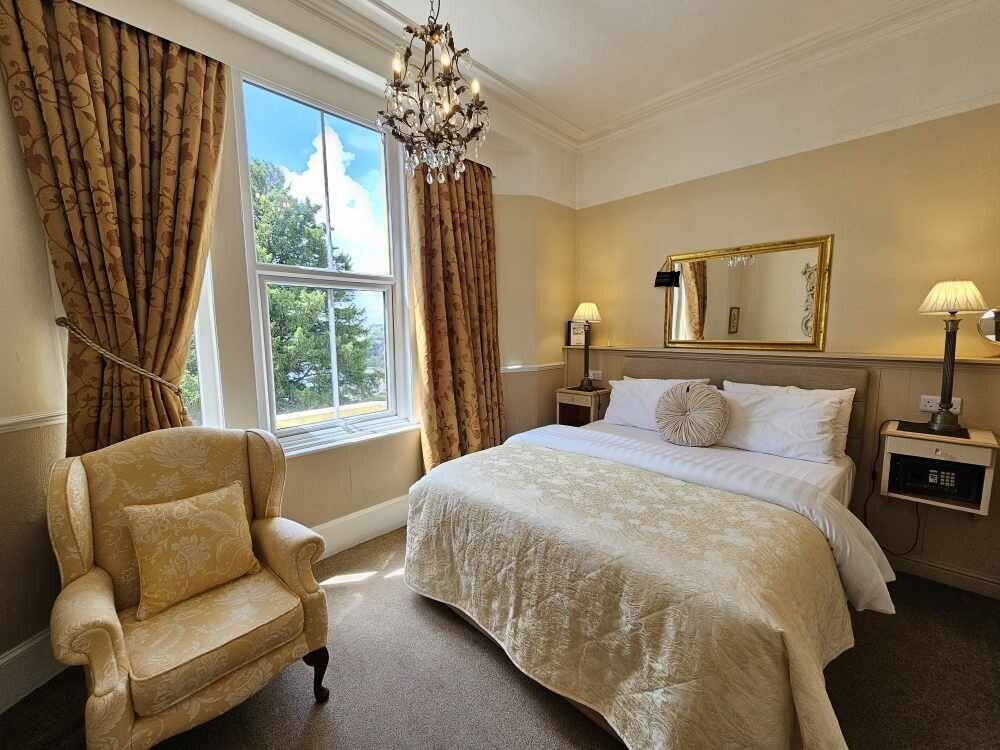 A Luxurious 7 Bedroom Guest House for sale Photo 10