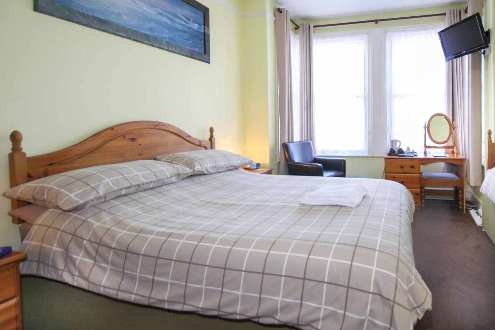 An Ideally Located 7/8 Bedroom Guesthouse For Sale