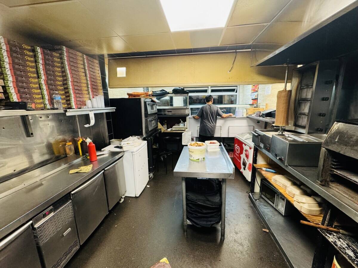Fully equipped takeaway with the two bedrooms flat on the top. Photo 10