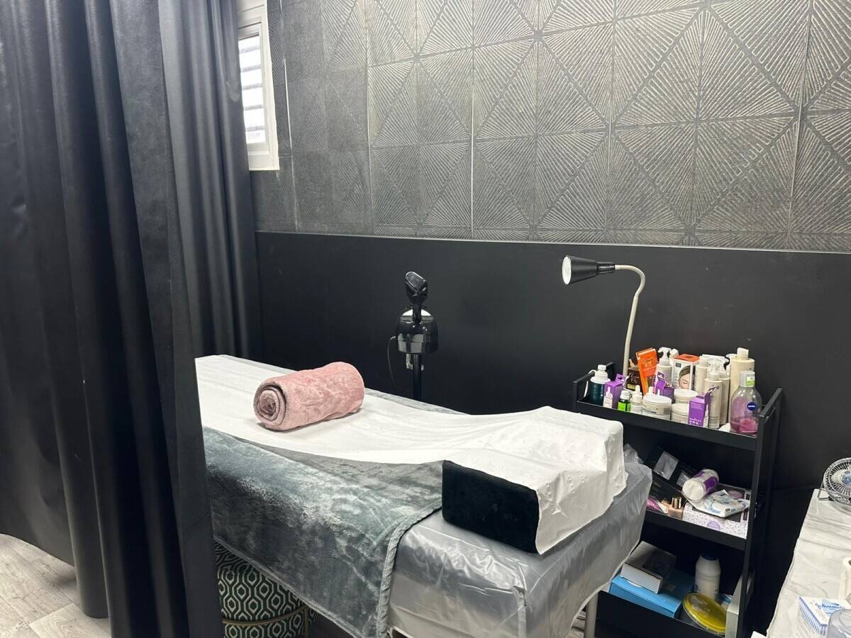 Hair & Beauty Salon + Vape shop kiosk
