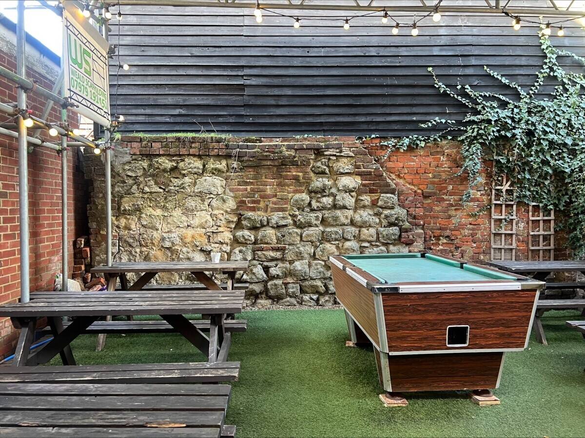 Quirky bar in Ashford town centre for leasehold sale Photo 10