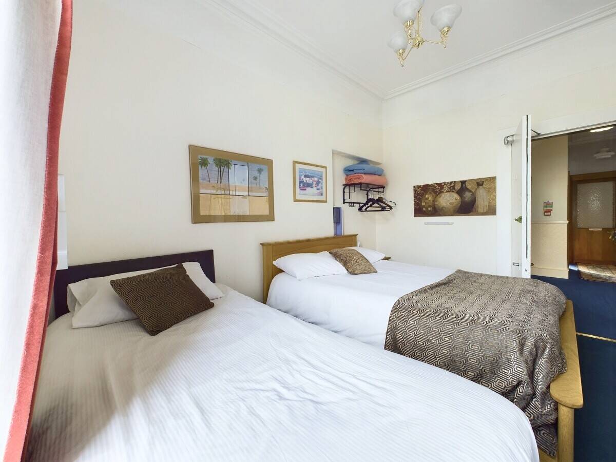 8 Letting Room Guest House in Prestigious Aberdeen Location Photo 10