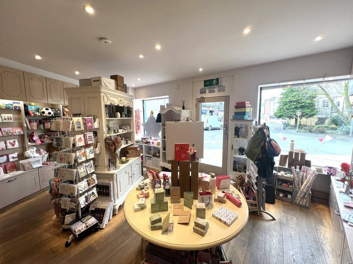 Well Presented Retail Unit Available with Vacant Possession, Kilmacolm (ref 1728)