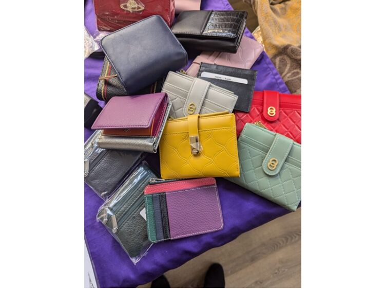 Mobile Retailer selling Jewellery, Handbags, Fashion, Accessories and Gifts.