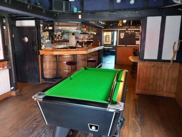 PEMBROKESHIRE - SUBSTANTIAL PUBLIC HOUSE IN BUSY TOWN CENTRE LOCATION OVERLOOKING MARINA Photo 10