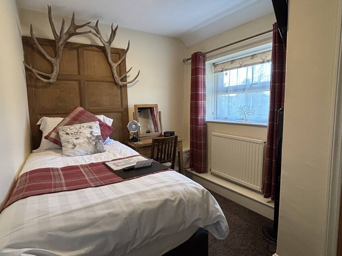 WILTSHIRE - MAIN ROAD FREEHOUSE WITH LETTING ROOMS