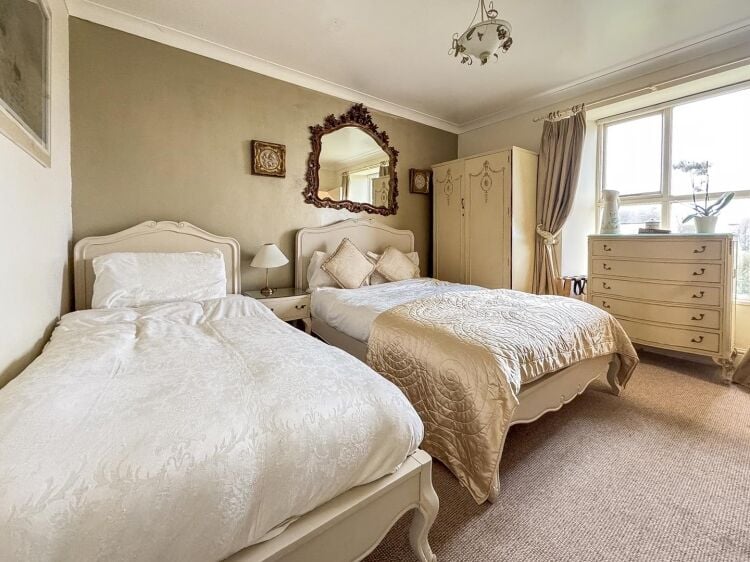 Freehold 6 Bedroom Guest House Located In Sennen Cove