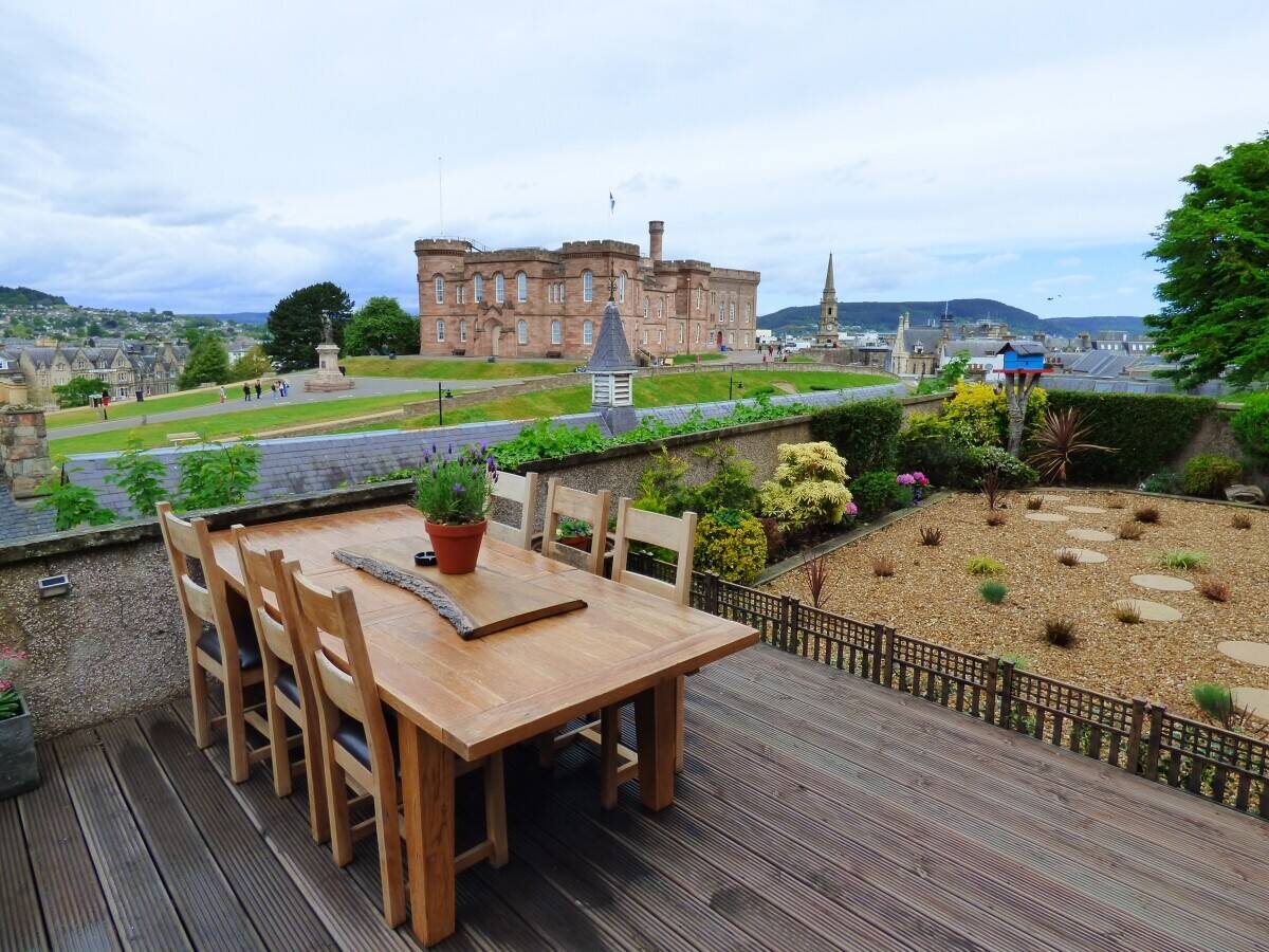 9 Bedroom City Centre Guesthouse With The Best View In Inverness
