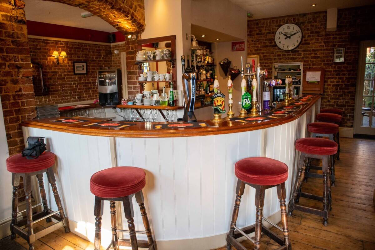 SURREY - PROFITABLE PUB WITH LETTING ROOMS