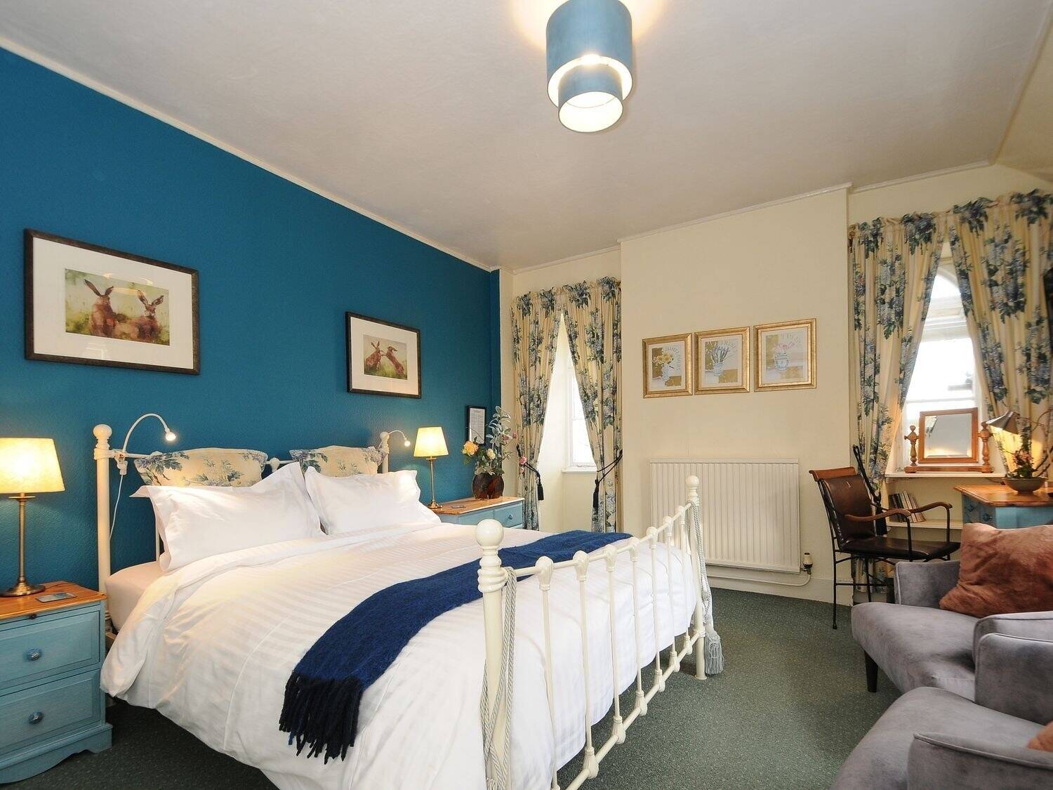 DEVON – ESTABLISHED HOTEL CLOSE TO THE CORNISH BORDER AND MAJOR TRUNK ROAD