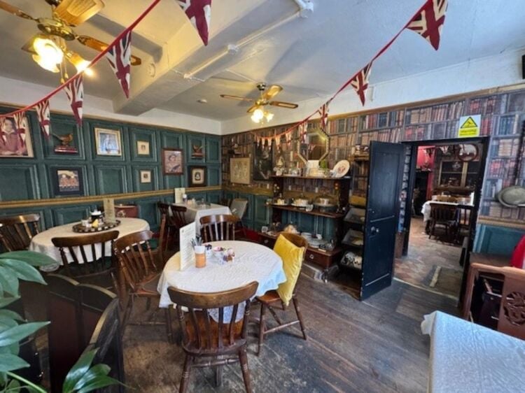 Leasehold Tearooms & Food Emporium Located In The Market Place, Warwick Town Centre Photo 10