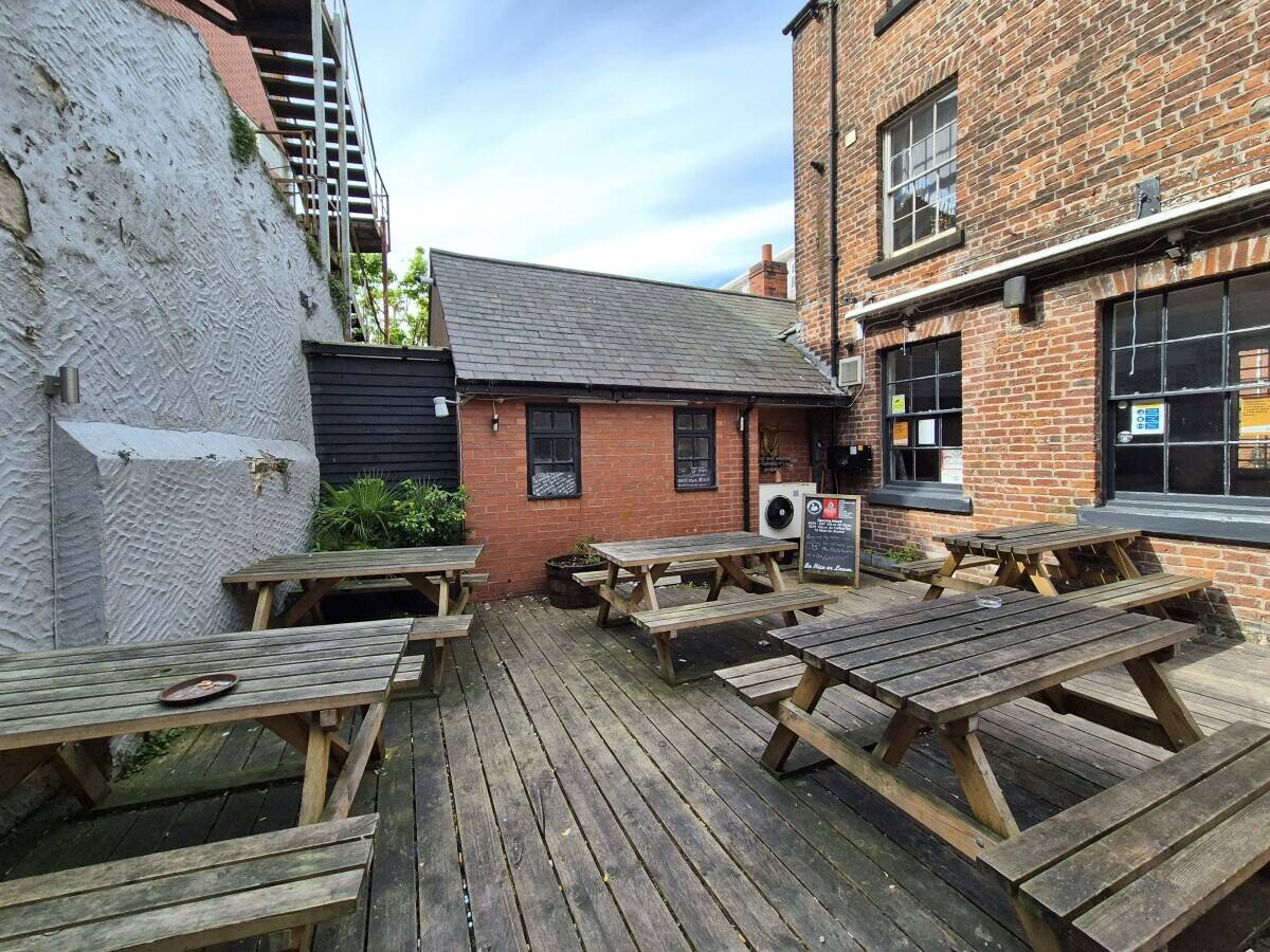 WREXHAM - 19TH CENTURY CITY CENTRE PUBLIC HOUSE Photo 10