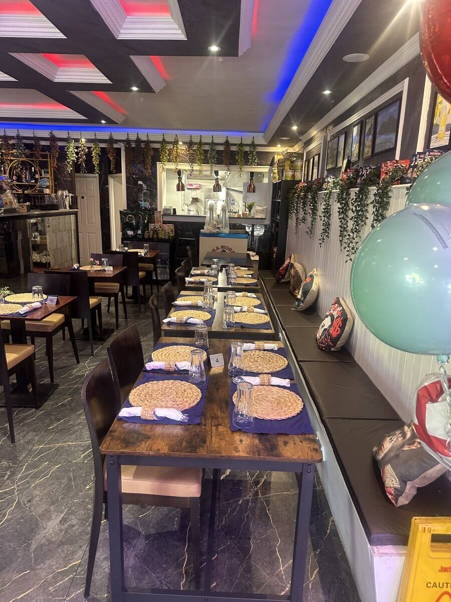 Italian restaurant Pizzeria with  bar