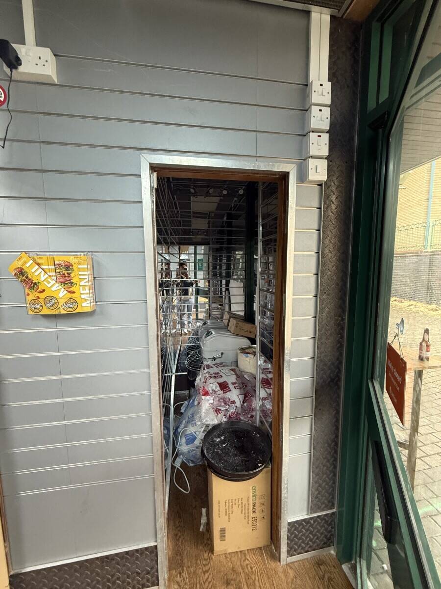 Takeaway Fast Food Restaurant for Sale, Great for Self-Sponsorship Opportunity