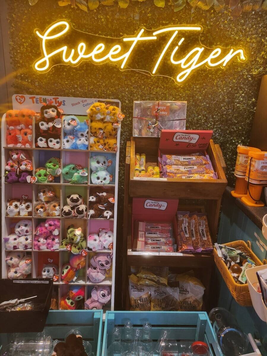 Established Sweet  & Bubble Tea shop in Crowthorne High St - Berkshire
