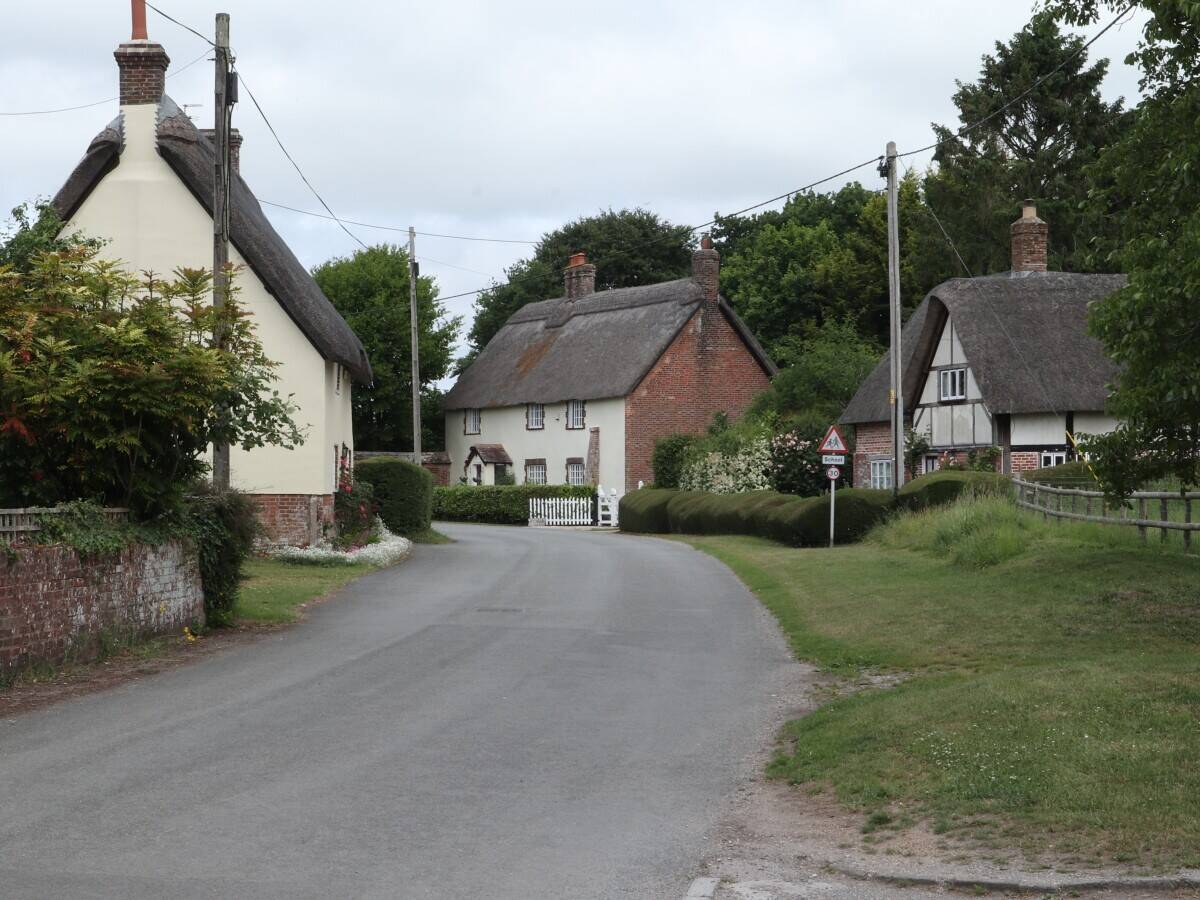 DORSET – WELL-APPOINTED AND CHARMING COUNTRY FREEHOUSE