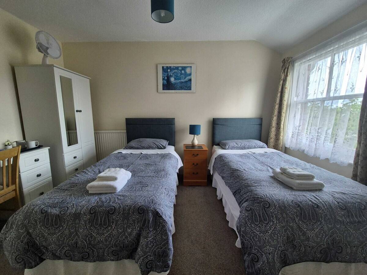 CONWY - 14 BEDROOM HOTEL IN THE SEASIDE RESORT OF COLWYN BAY Photo 10