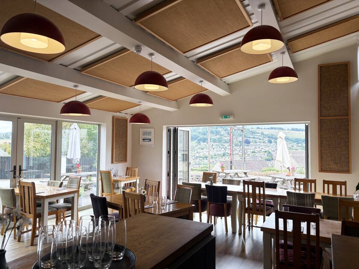GLOUCESTERSHIRE -AWARD WINNING PUB IN EDGE OF COTSWOLD TOWN Photo 10