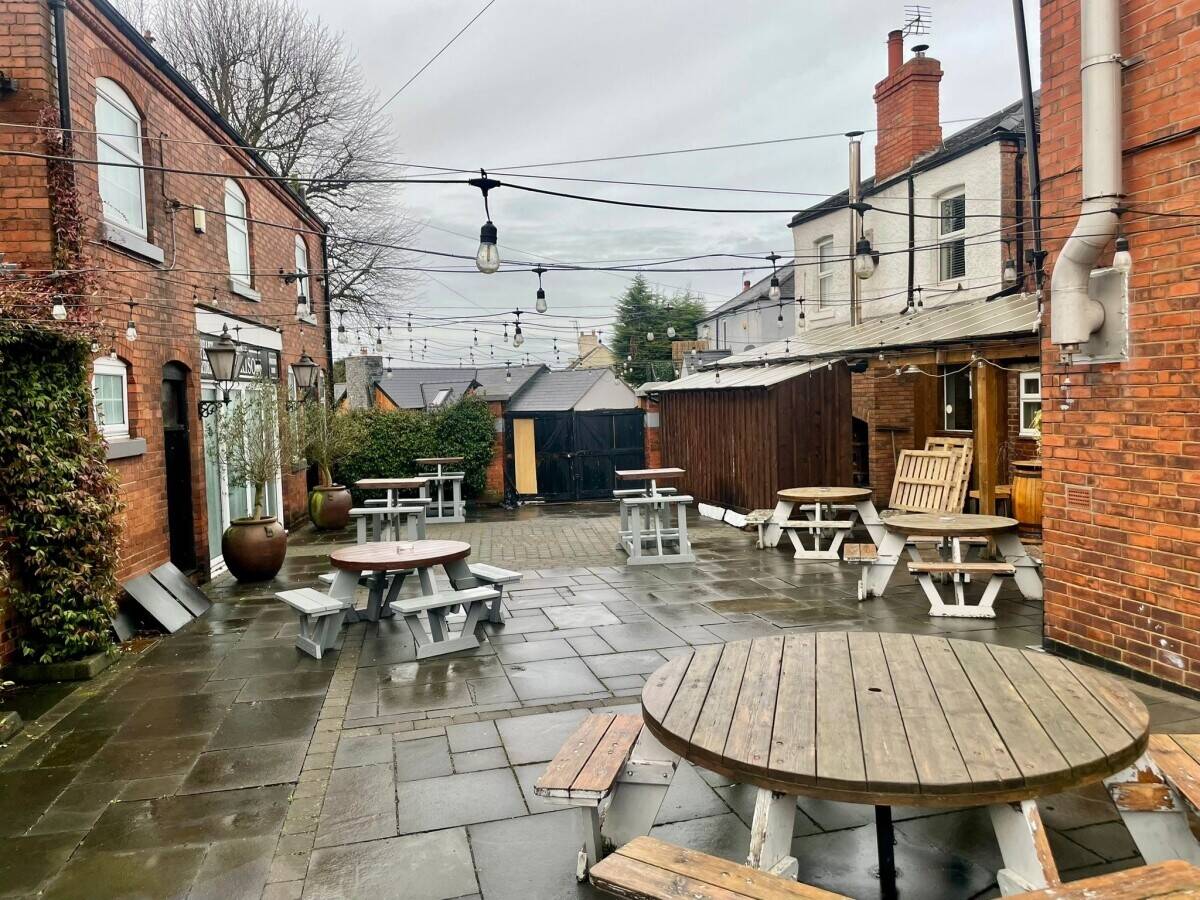 DERBYSHIRE - DETACHED PUB WITH CAR PARK AND SIZEABALE COURTYARD BAR/OUTBUILDING