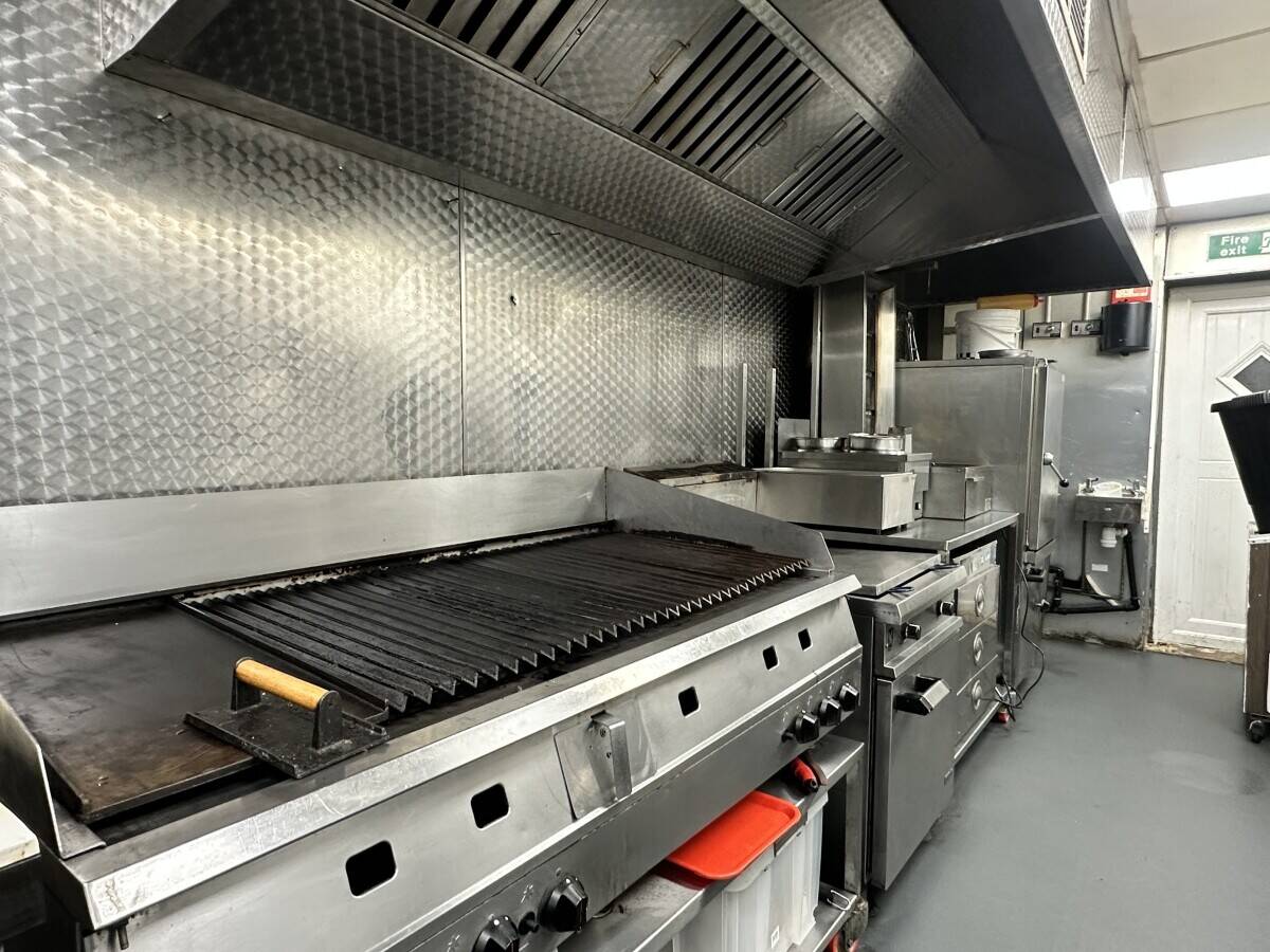 BURGATING PERI PERI &ndash; A WELL-ESTABLISHED TAKEAWAY IN CASTLEFORD TOWN CENTRE Photo 9