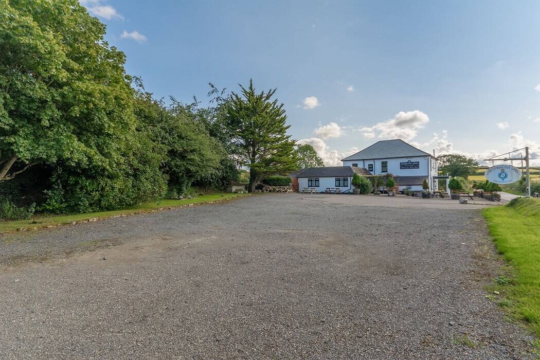 Detached Character Devon Country Pub Set In 0.5 Of An Acre With 4 Bedroom Accommodation