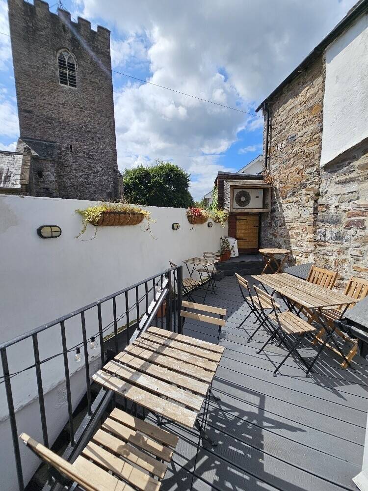 Immaculate & Extremely Profitable Devon Country Inn With 3/4 Letting Bedrooms & Owners Apartment